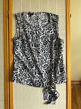 Talbots Petite Sleeveless Blouse Black White Floral Tie Hem Top P(XS)